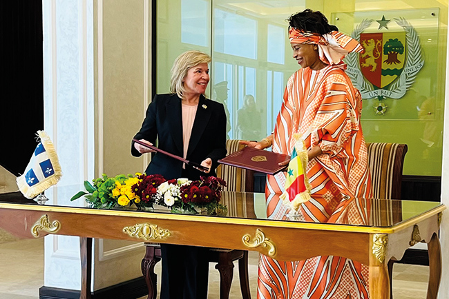 Martine Biron avec Aïssata Tall Sall, la ministre des Affaires étrangères du Sénégal